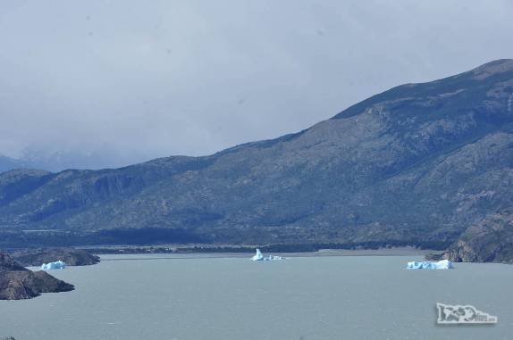 Vista de longe, a praia do lago Grey onde estivemos alguns dias atrás, no parque nacional Torres del Paine, no sul do Chile